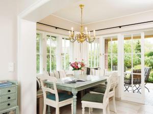 a dining room with a table and chairs at Min-Go in Kampen