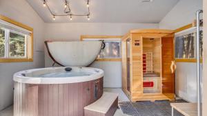 O baie la Homewood by AvantStay AMAZING FAMILY Cabin w Hot Tub Sauna +56 fotografii
