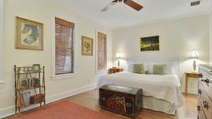 Ένα ή περισσότερα κρεβάτια σε δωμάτιο στο Amelia Home by AvantStay In Historic Old Town w Pool +19 φωτογραφίες