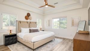 Un ou plusieurs lits dans un hébergement de l'établissement The Riesling Retreat by AvantStay Estate w Pool HotTub Putting Green Pickle Ball Court 42 autres photos