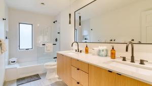 Ванная комната в Emerald Elk at Village Creek by AvantStay Close to Slopes Village w Views +17 фотографий