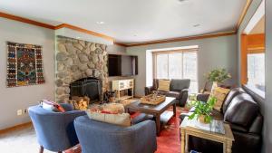 Χώρος καθιστικού στο Skylight by AvantStay Elevated Mountain Home w Hot Tub Billiards Large Patio