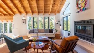 Χώρος καθιστικού στο Trapper by AvantStay A Interior Design w Sauna