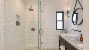 un baño con ducha y lavabo en Silver Screen by AvantStay Luxe Backyard Escape, en Los Ángeles 33 fotos más