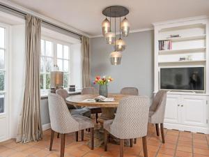 a dining room with a table and chairs at Prahl-Hues-1 in Kampen