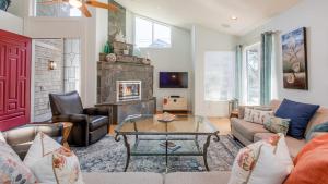 Posezení v ubytování Villa Manzanita by AvantStay Hot Tub 1 Block to BeachTown Chefs Kitchen