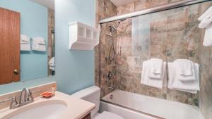 a bathroom with a tub and a sink and a toilet at Ghostriders 5 by AvantStay 2 Bedroom Condo Near Main Street Hiking Skiing STR permit 3571 in Telluride +5 photos