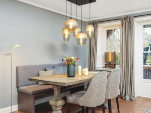 una sala da pranzo con tavolo e sedie di Prahl-Hues-3 a Kampen