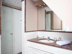 un bagno con lavandino e doccia di Prahl-Hues-3 a Kampen Altre 5 foto
