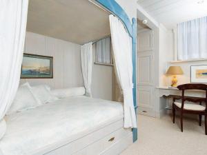 une chambre avec un lit à baldaquin et un bureau dans l'établissement Pueckdeel, à Kampen