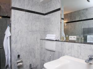 a bathroom with a sink and a mirror at Vis-a-Vis in Kampen