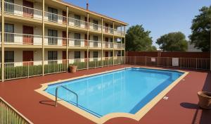 una foto di una piscina di fronte a un hotel di Horizon Inn Norcross a Norcross