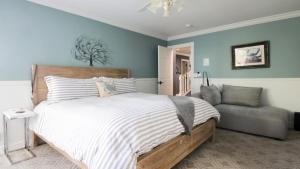 a bedroom with a bed and a couch at Fairway Harbor View by AvantStay Outdoor Oasis in Freeland
