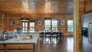 Una cocina o cocineta en Hickory Ridge by AvantStay Incredible Private Elevated Cabin Sleeps 20