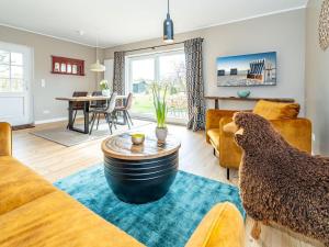 a living room with a couch and a table at Haus-Fahnert-2 in Kampen
