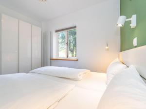 two beds in a room with a window at Haus-Fahnert-2 in Kampen