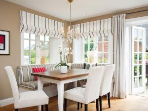 una sala da pranzo con un tavolo e sedie bianche di Jolenhues a Kampen