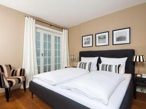 una camera da letto con un letto grande con due cuscini di Jolenhues a Kampen