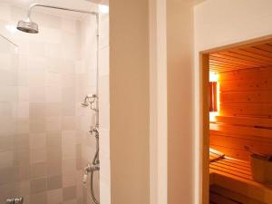 bagno con cabina doccia accanto alla doccia di Haus-zum-Leuchtturm a Kampen