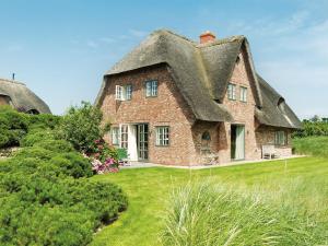 una vecchia casa in mattoni con tetto di paglia di Haus-zum-Leuchtturm a Kampen