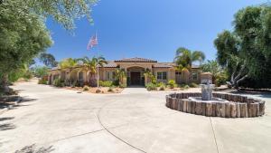Κήπος έξω από το Bear Bridge by AvantStay Hilltop Haven in Temecula w Views Putting Green Hot Tub