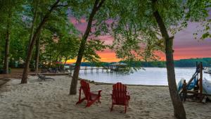 Gallery image of Boathouse Cove by AvantStay Pool Swim Dock Hot Tub in Lake Norman of Catawba