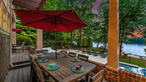 Gallery image of Boathouse Cove by AvantStay Pool Swim Dock Hot Tub in Lake Norman of Catawba +84 photos
