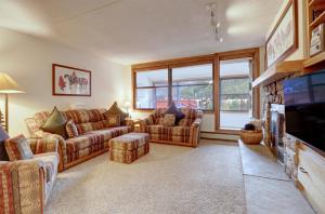 Una sala de estar con dos sofás y un televisor. en VS453 Village Square 1 Br 1 Ba condo, en Wheeler Junction