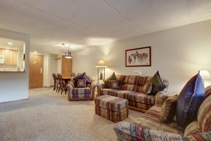 Una sala de estar con sofás y un comedor. en VS453 Village Square 1 Br 1 Ba condo, en Wheeler Junction