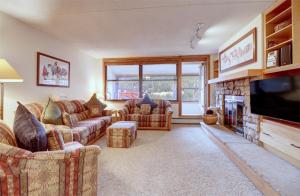 Una sala de estar con sofás, televisión y chimenea. en VS453 Village Square 1 Br 1 Ba condo, en Wheeler Junction