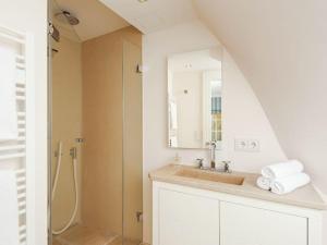un bagno con lavandino e doccia di Kuckucksnest a Kampen