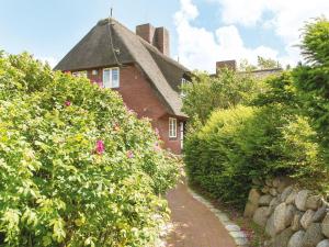 a red brick house with a thatched roof at Wattenhof-1 in Kampen