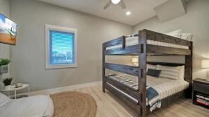 Un dormitorio con una litera y una ventana. en Port A Escape w Pools Patio Walk to Beach La Concha by AvantStay, en Port Aransas 47 fotos más