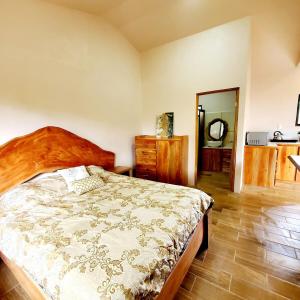 Postel nebo postele na pokoji v ubytování Destiny Homes, Observatory Apartment with Pool