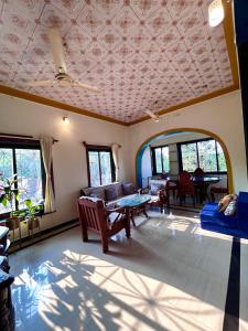 Posezení v ubytování Rivers Edge Retreat 2BHK Bliss Morjim Beach