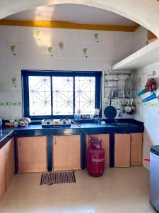 Kuchyň nebo kuchyňský kout v ubytování Rivers Edge Retreat 2BHK Bliss Morjim Beach + 6 fotografií