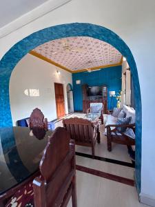 Posezení v ubytování Rivers Edge Retreat 2BHK Bliss Morjim Beach