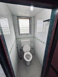 Koupelna v ubytování Rivers Edge Retreat 2BHK Bliss Morjim Beach