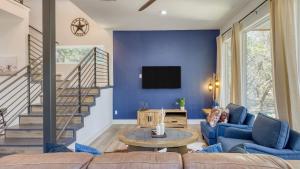 Χώρος καθιστικού στο Pool Hot Tub Game Room Fire Pit Luxe Private 4BDR Maverick by AvantStay