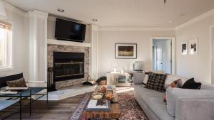 Una sala de estar con un sofá y una chimenea. en Rocker by AvantStay Gorgeous Ski-In Ski-Out Cabin in Heart of Breck, en Breckenridge