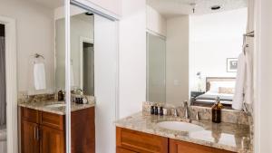 Un baño con dos lavabos y un espejo grande. en Rocker by AvantStay Gorgeous Ski-In Ski-Out Cabin in Heart of Breck, en Breckenridge 23 fotos más