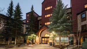 un edificio con un árbol delante en Rocker by AvantStay Gorgeous Ski-In Ski-Out Cabin in Heart of Breck, en Breckenridge