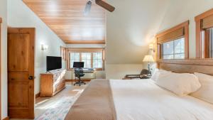 une chambre avec un lit et un bureau avec une télévision dans l'établissement Ward Creek by AvantStay 5 Min Walk to Lake Deck, à Tahoe City