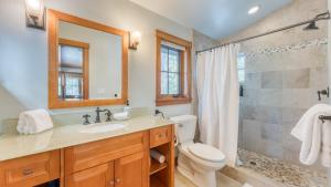 une salle de bain avec un lavabo, des toilettes et une douche dans l'établissement Ward Creek by AvantStay 5 Min Walk to Lake Deck, à Tahoe City 34 autres photos