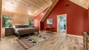 sypialnia z łóżkiem i drewnianą ścianą w obiekcie Black Bear Lodge by AvantStay Lakefront Dock Pool Theater Sleeps 20 w mieście Lake Norman of Catawba +74 zdjęcia