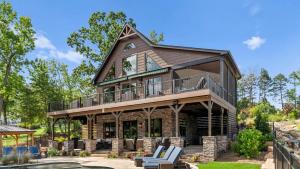 duży dom z gankiem i tarasem w obiekcie Black Bear Lodge by AvantStay Lakefront Dock Pool Theater Sleeps 20 w mieście Lake Norman of Catawba