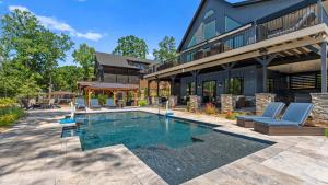 Luxe Lakefront Lodge w Pool Hot Tub Theater Private Dock Sleeps 22 في ليك نورمان أوف كاتاوبا: حمام سباحة أمام منزل