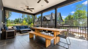 Χώρος καθιστικού στο Blue Heron by AvantStay Lakefront Dock Pool Theater Sleeps 22