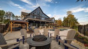 dom z patio z krzesłami i domem w obiekcie Blue Heron by AvantStay Lakefront Dock Pool Theater Sleeps 22 w mieście Lake Norman of Catawba