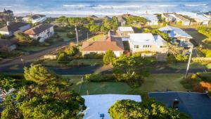 une vue aérienne sur une banlieue avec des maisons dans l'établissement Modern Love by AvantStay Serene Home in Arch Cape w Large Yard in Great Location, à Arch Cape
